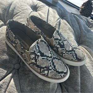 Snakeskin Steve Madden slip on Sz 8.5 barely worn